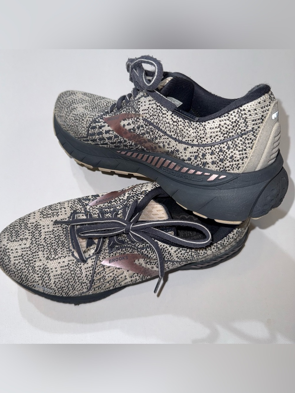 Brooks Adrenaline GTS 21 Women’s Size 7 B Running Shoes Cream Black Rose